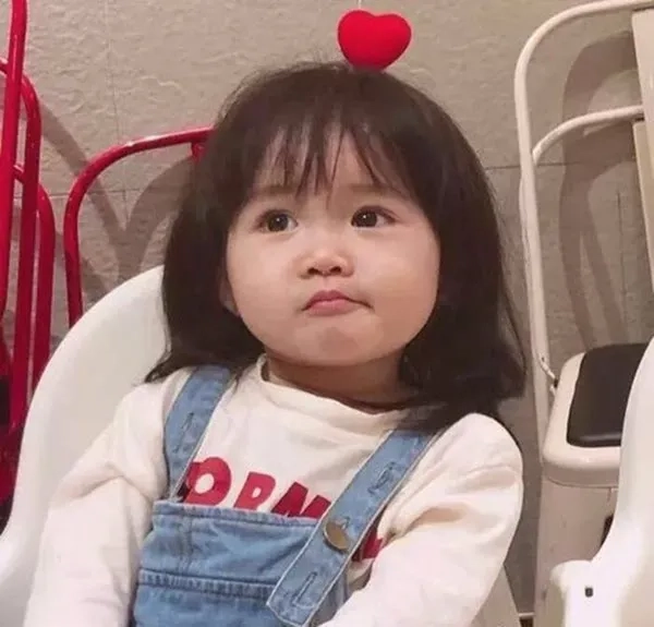 Meme em bé cute, hình ảnh làm tan chảy trái tim.