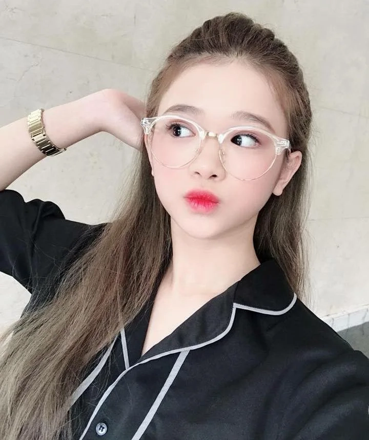 Gái xinh cute đeo kính dễ thương, tạo điểm nhấn cho phong cách.