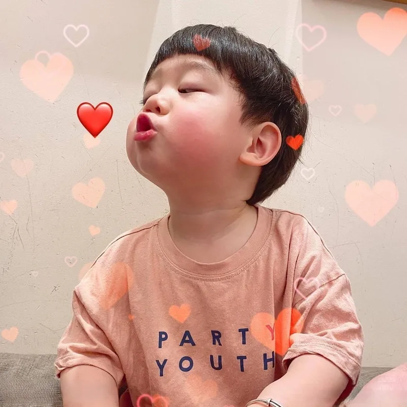 Cute meme bắn tim dễ thương, hài hước, không thể bỏ qua.