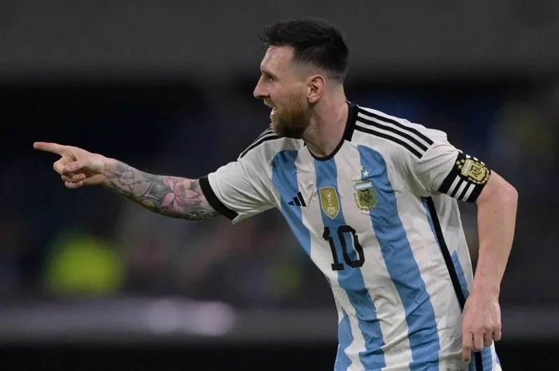 Messi chiquito meme tạo ra không gian vui nhộn và dễ thương trong mỗi trận đấu.