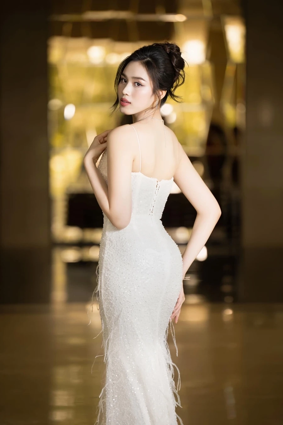 Vẻ đẹp Đỗ thị hà sexy khiến người hâm mộ không thể rời mắt.