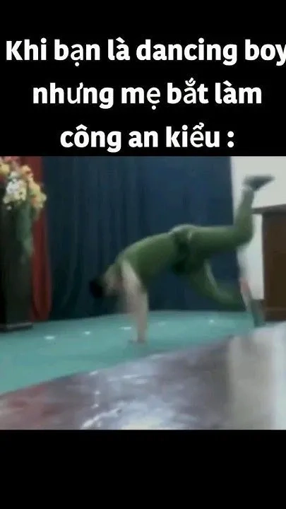 Lá bài meme công an sáng tạo và hài hước.