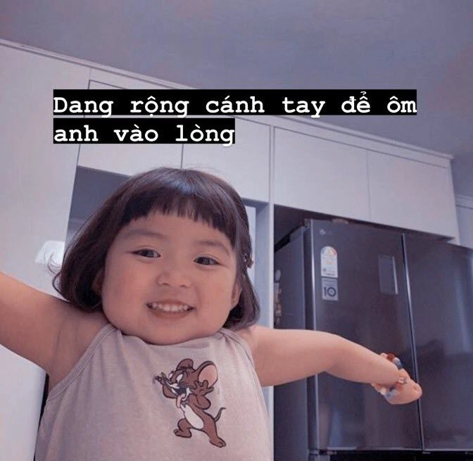 Một cái dang tay ôm meme đủ để thể hiện sự yêu thương và quan tâm chân thành.