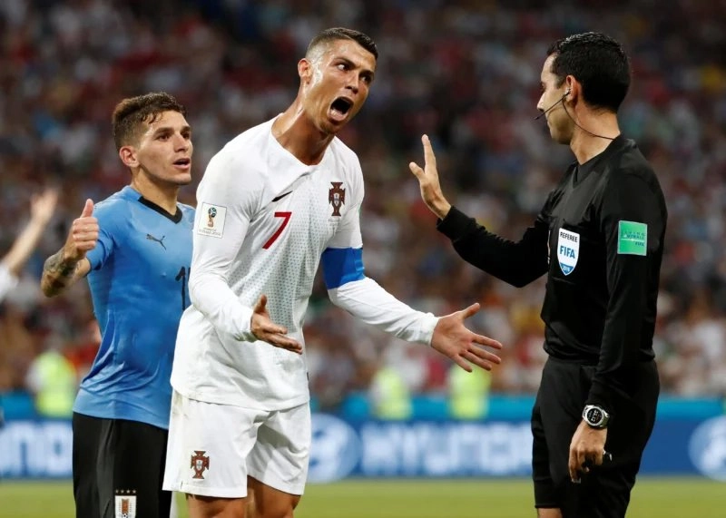 Meme ronaldo khóc ngộ nghĩnh và biểu cảm hài hước.