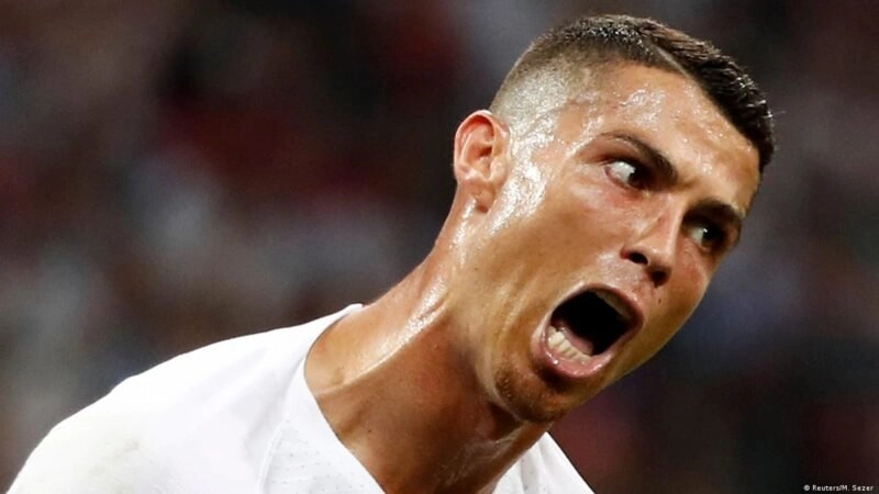 Ronaldo khóc meme khiến bạn cười không ngớt.