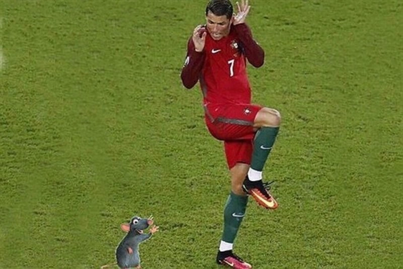 Meme ronaldo messi hài hước và đầy kịch tính.