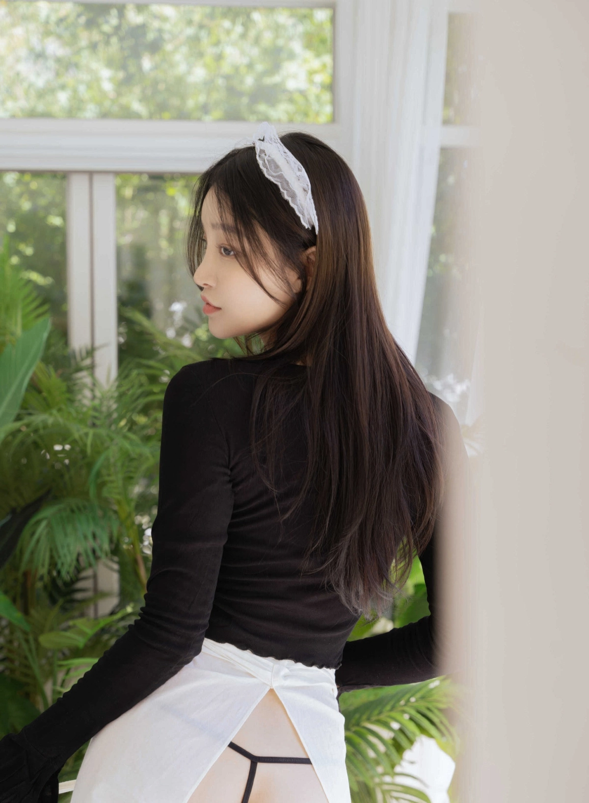 Leeseol quay lưng cong cháy nóng bỏng cuốn hút