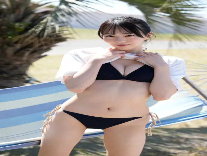 Rina Kannami táo bạo váy ren trong suốt phô diễn vòng ba