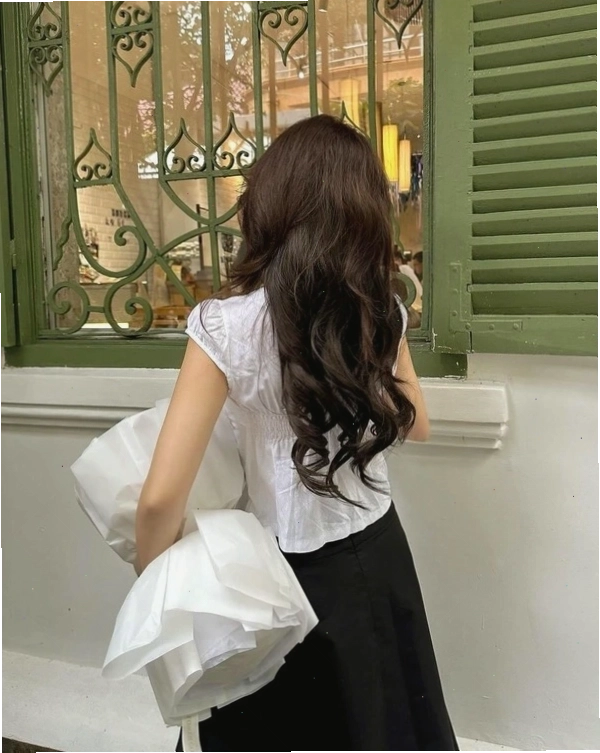 Ảnh chụp sau lưng nữ với mái tóc xõa tự nhiên