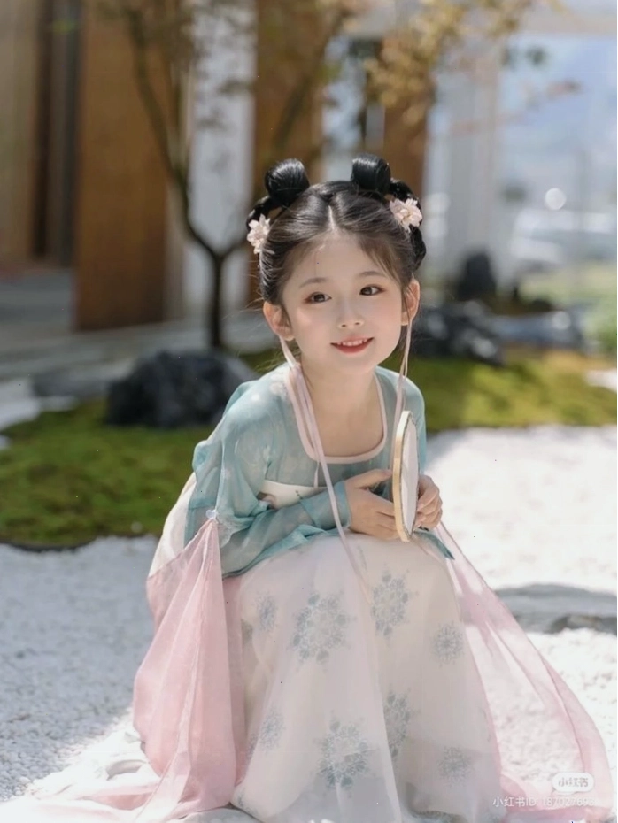 Ảnh em bé gái cute tự nhiên