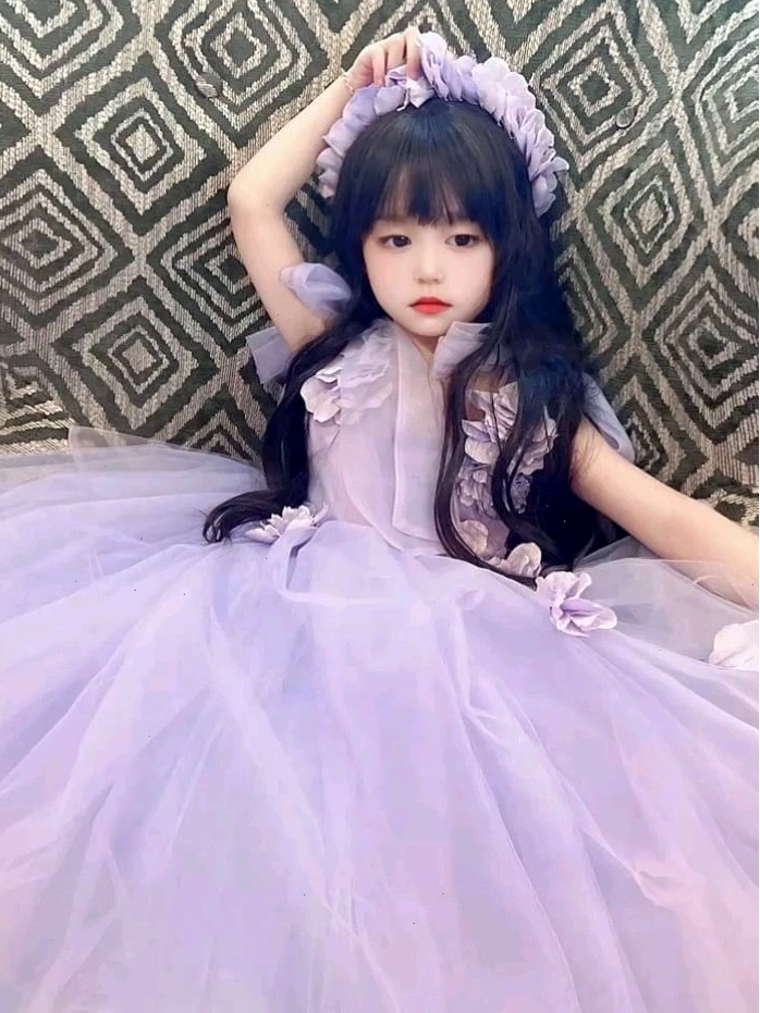 Ảnh em bé gái xinh tự nhiên