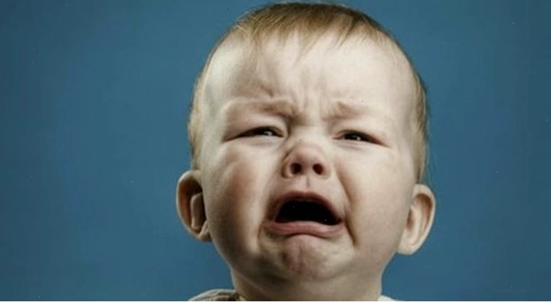 Ảnh meme em bé khóc thể hiện sự bất lực