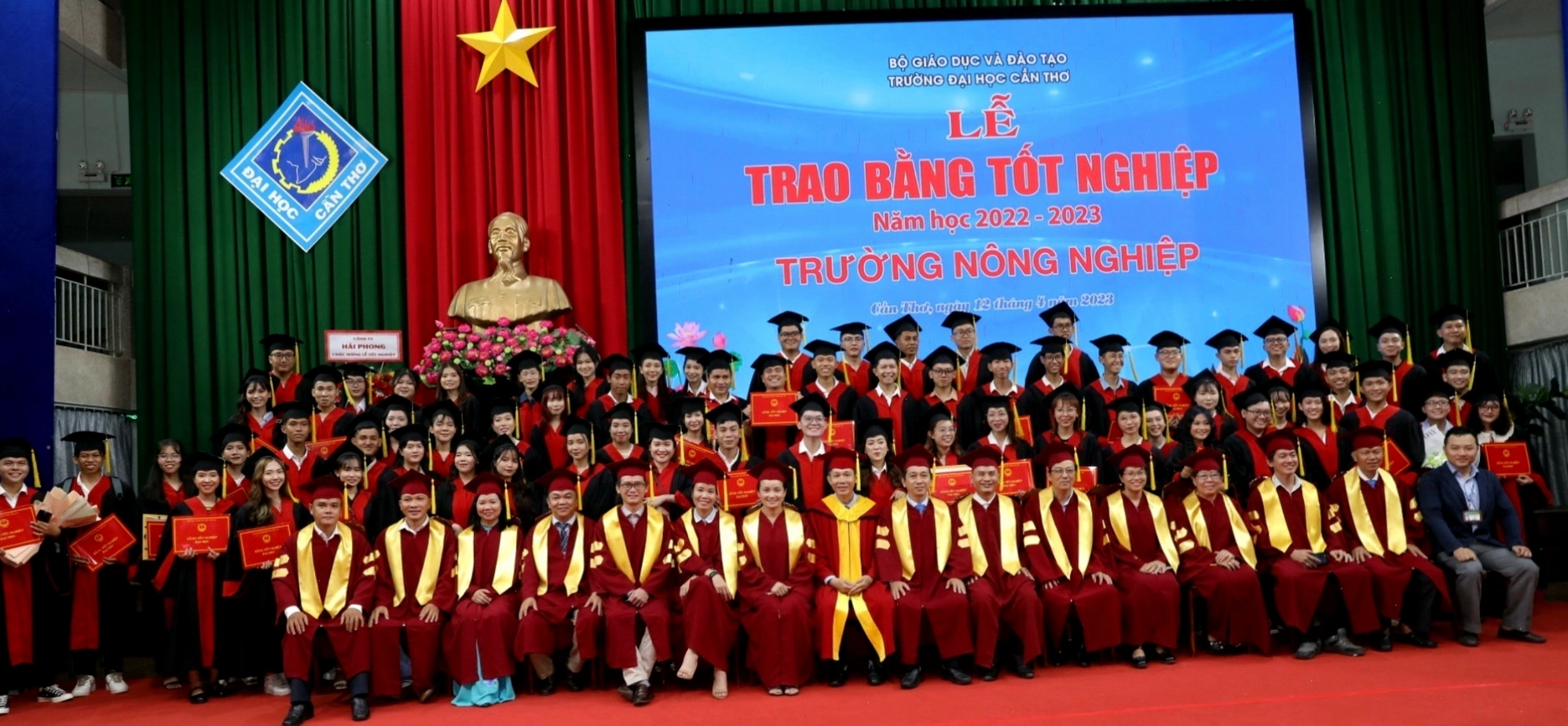 Bác sĩ đang thăm khám cho thú cưng tại Bệnh viện Thú y Bảo Minh Châu Cần Thơ