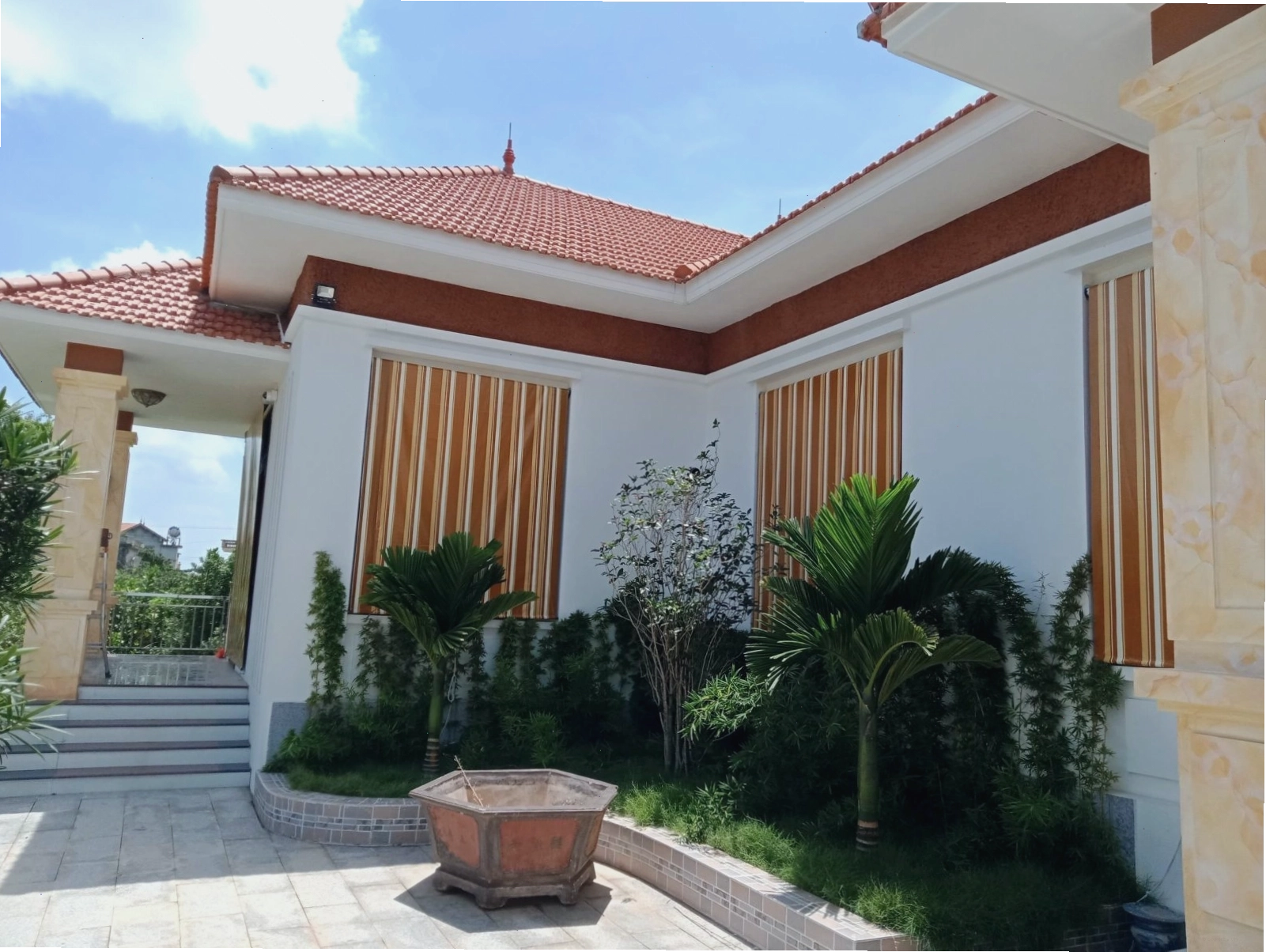 Bạt che nắng mưa cho cửa sổ giúp cản nhiệt hiệu quả