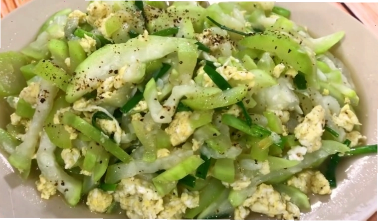 Bầu xào với trứng đậm đà