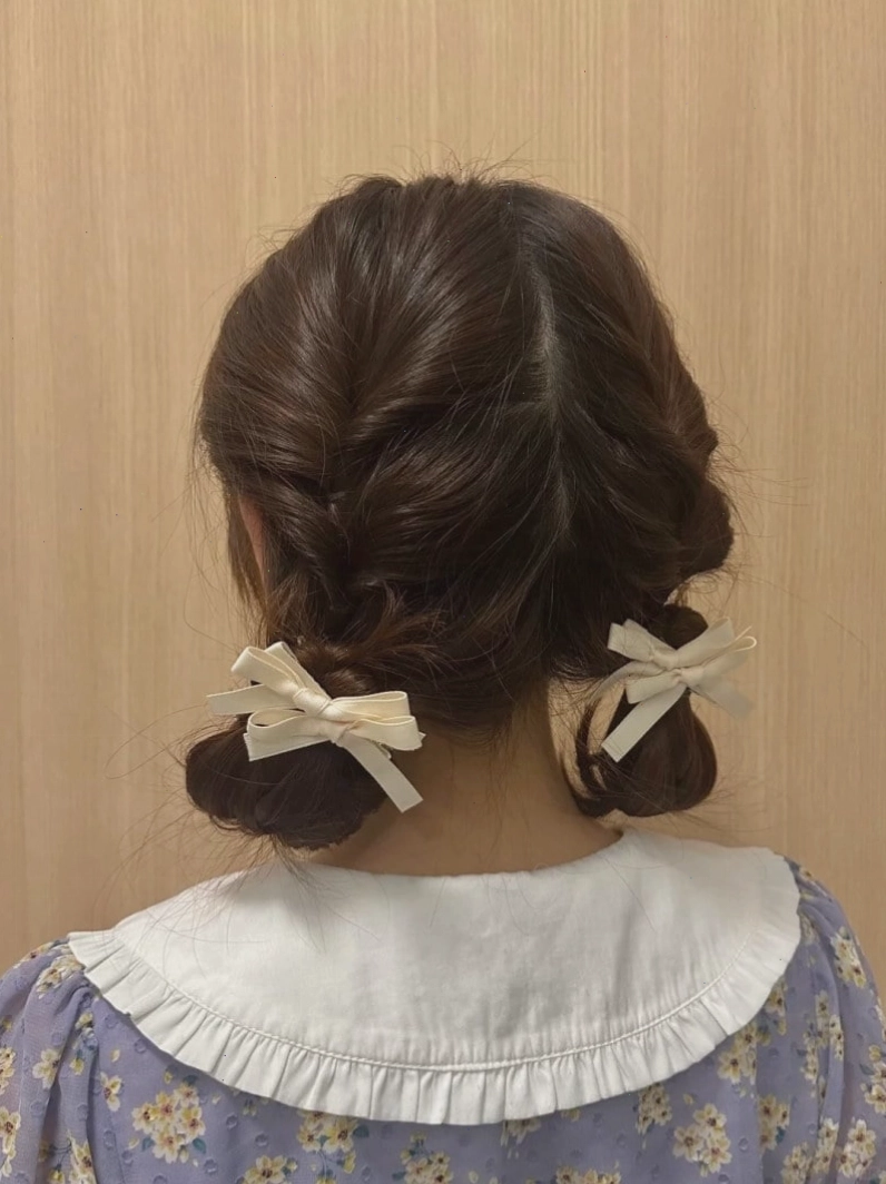 Bé gái đáng yêu với băng đô cài tóc
