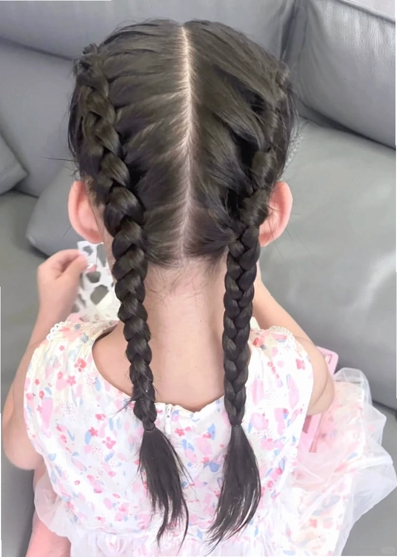 Bé gái xinh xắn với kiểu tết tóc ba truyền thống