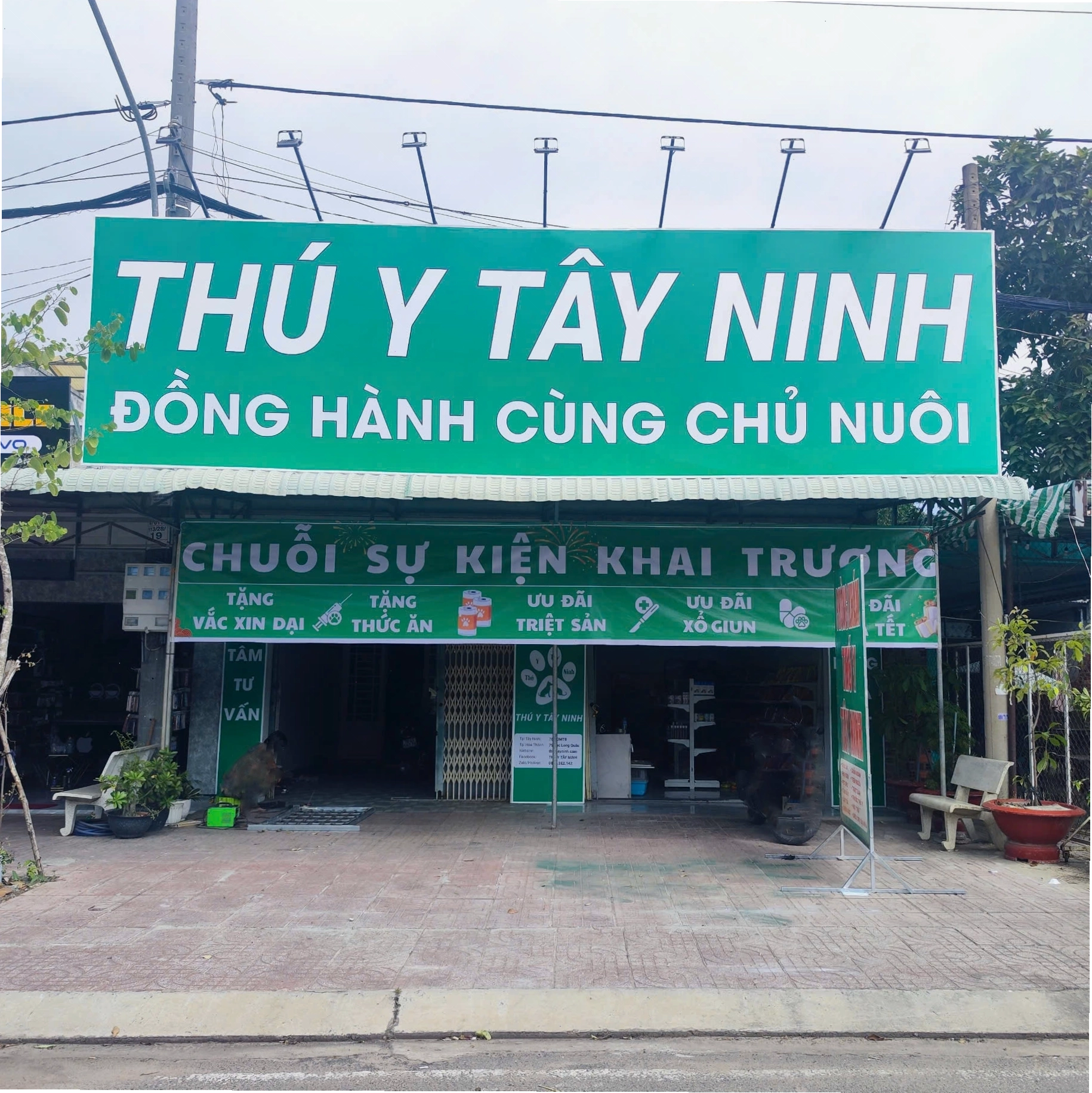 Biển hiệu phòng khám thú y với đội ngũ y bác sĩ chuyên nghiệp