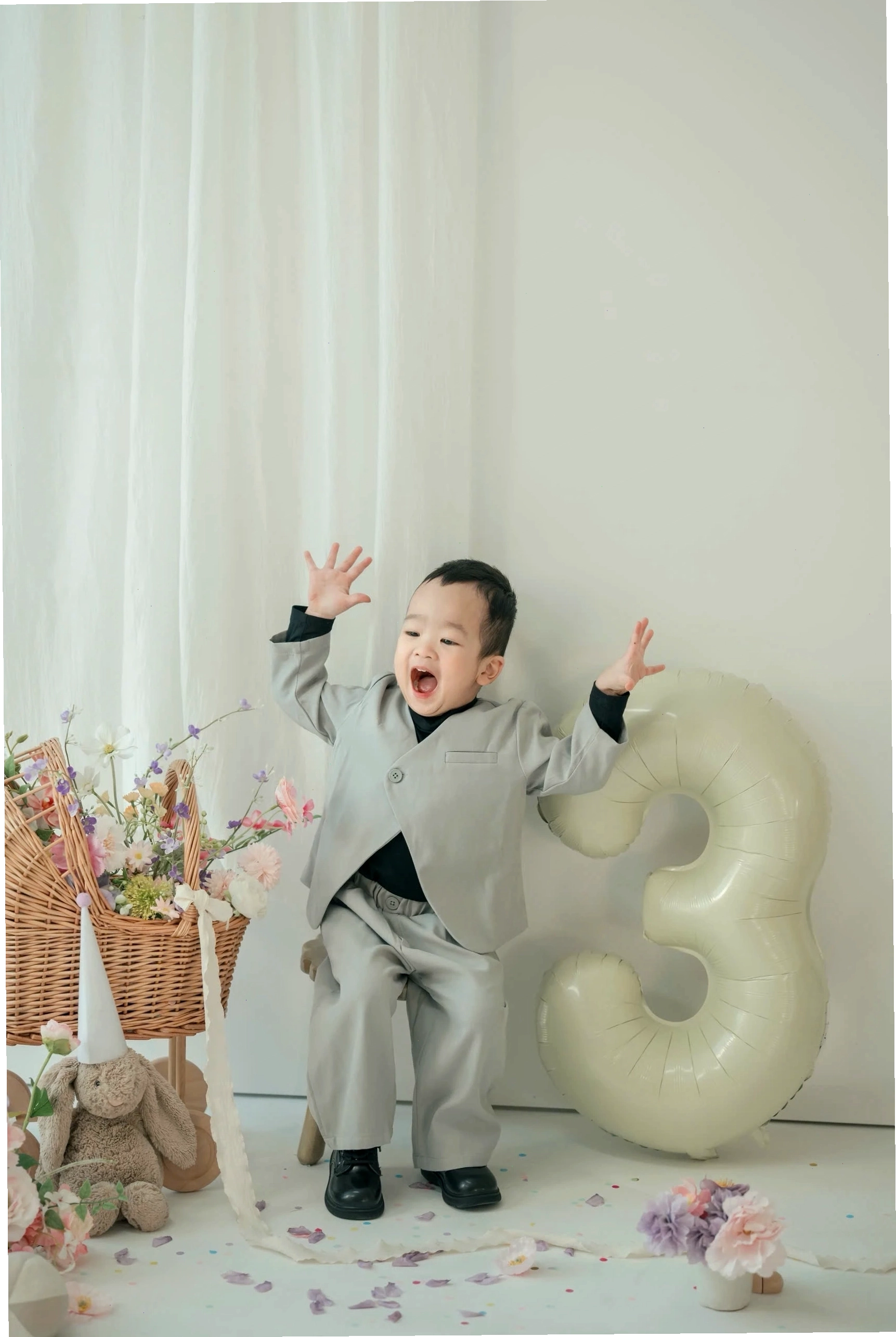 Cận cảnh biểu cảm của em bé trong meme nín