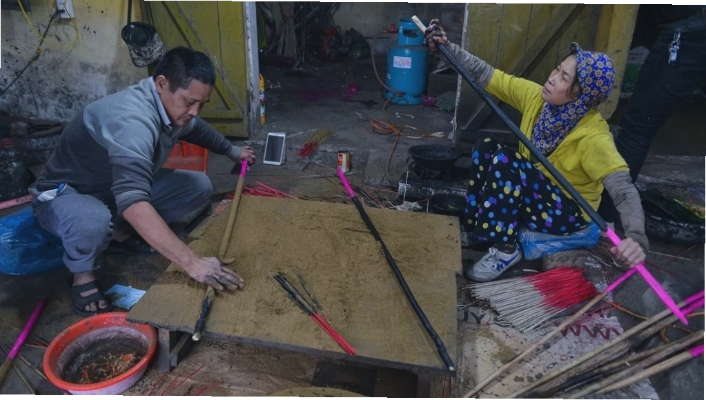Cận cảnh những cây nhang khổng lồ được phơi khô
