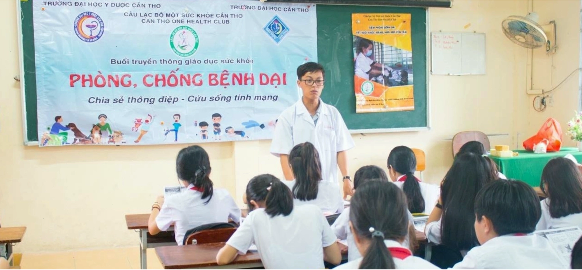 Chủ nuôi vui vẻ bên thú cưng khỏe mạnh