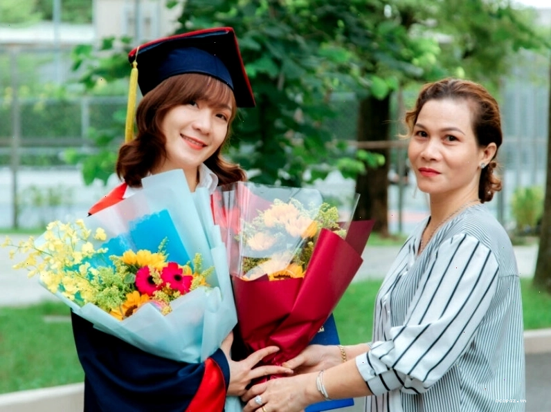 Chuẩn bị hoa làm đạo cụ chụp ảnh kỷ yếu cùng con gái