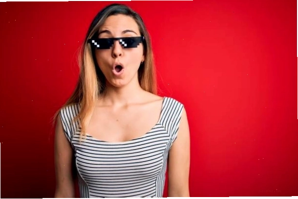 Cô gái biểu cảm sốc và sợ hãi trên nền đỏ