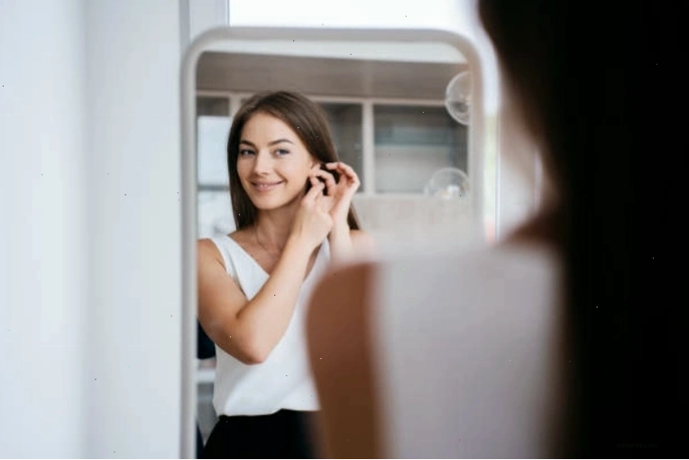 Cô gái đang lắng nghe chàng trai tâm sự với vẻ mặt chăm chú