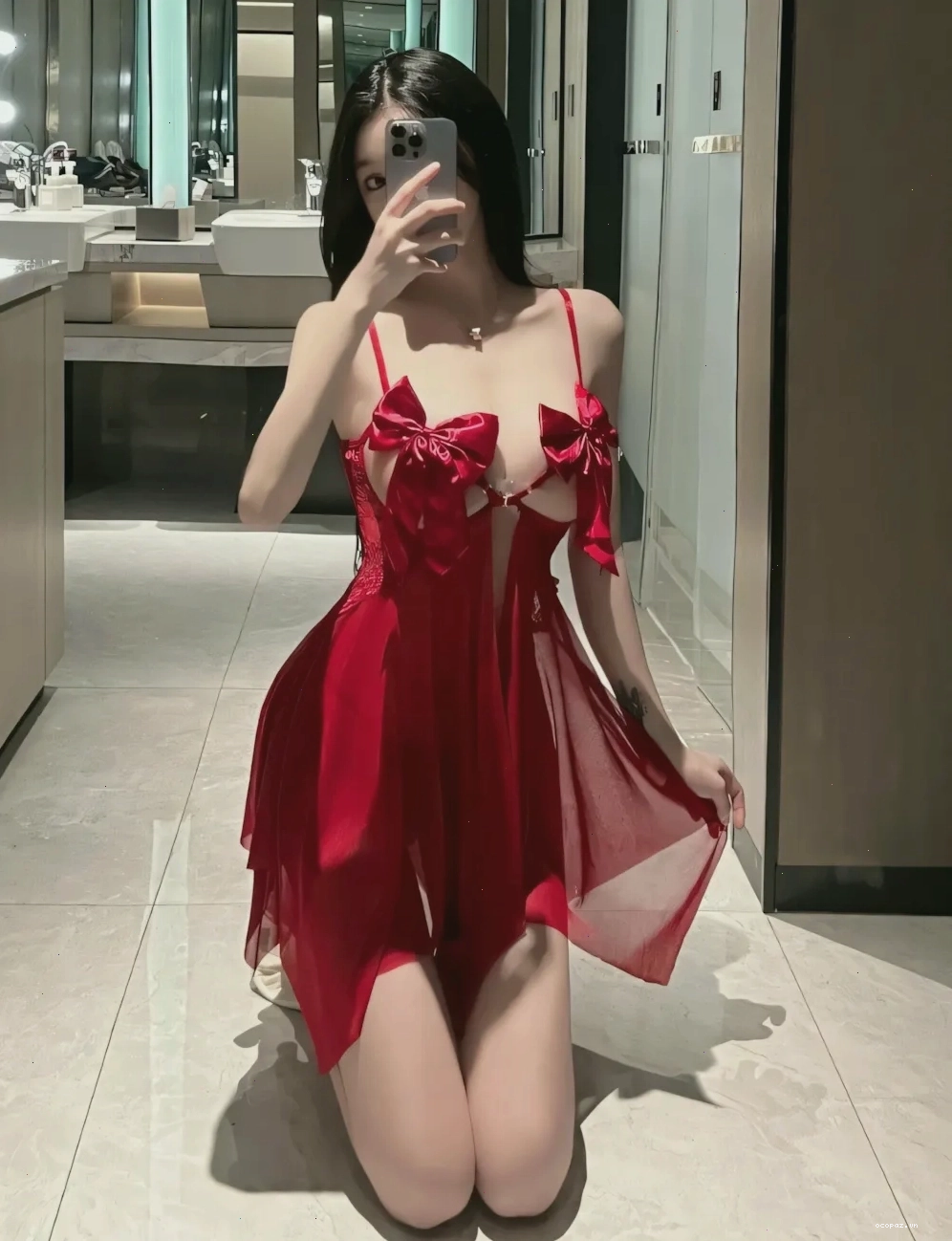 Cô gái gợi cảm trong bộ đồ ngủ xuyên thấu, toát lên vẻ quyến rũ bí ẩn
