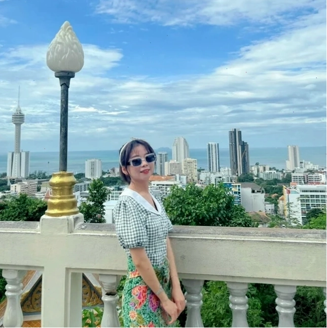 Cô gái nhìn lén chàng trai với ánh mắt trìu mến