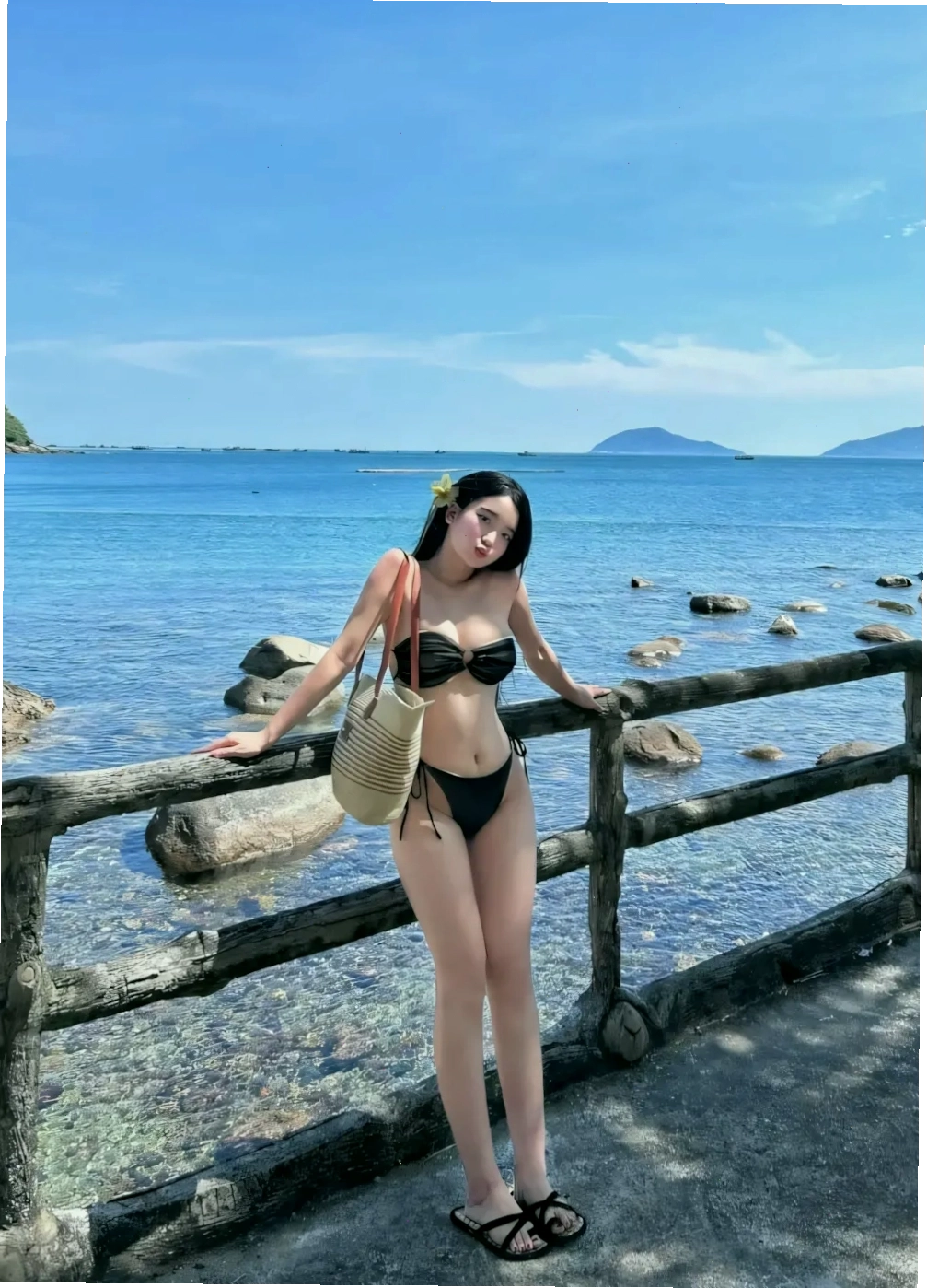 Cô gái xinh đẹp mặc đồ bơi gợi cảm
