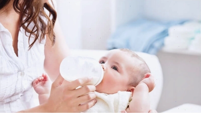 Cung cấp sữa và các thực phẩm giàu dinh dưỡng cho bé