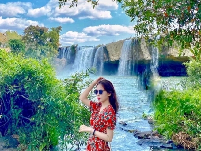 Em bé đang được mẹ ôm ấp trong ngày đầy tháng