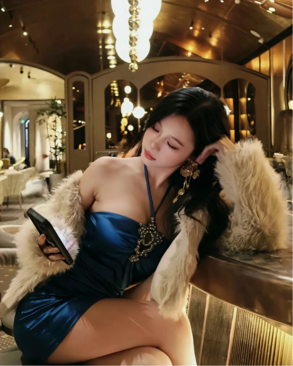 Gái xinh Việt Nam khoe đường cong gợi cảm