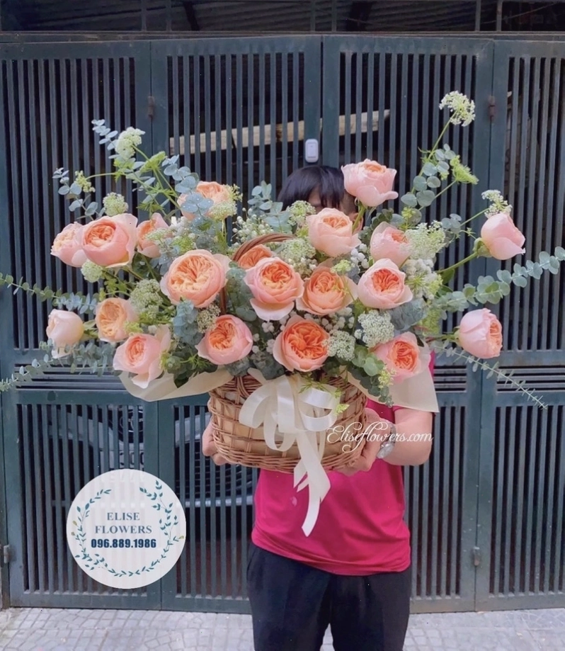 Giỏ hoa màu cam nổi bật trên banner