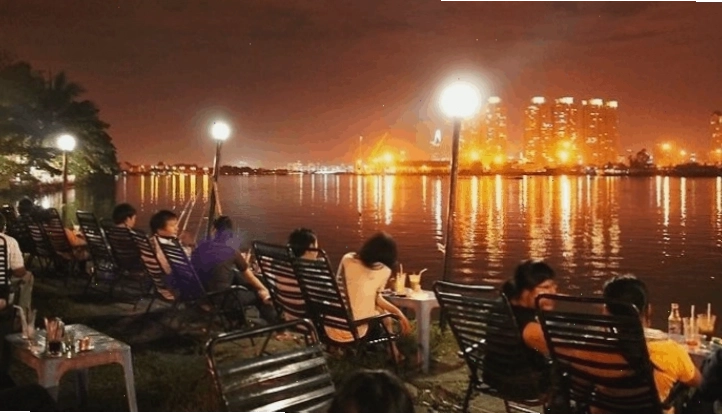 Không gian lãng mạn tại một quán cà phê ven sông Sài Gòn