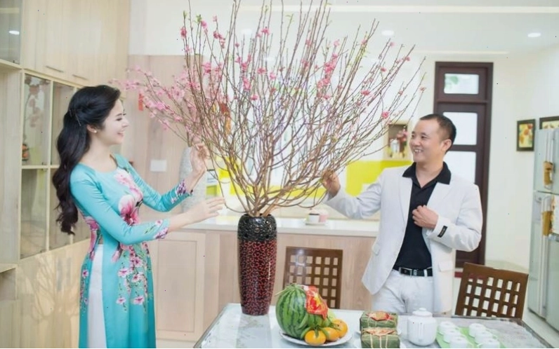 Không gian phòng khách thêm tươi mới với chậu đào tết