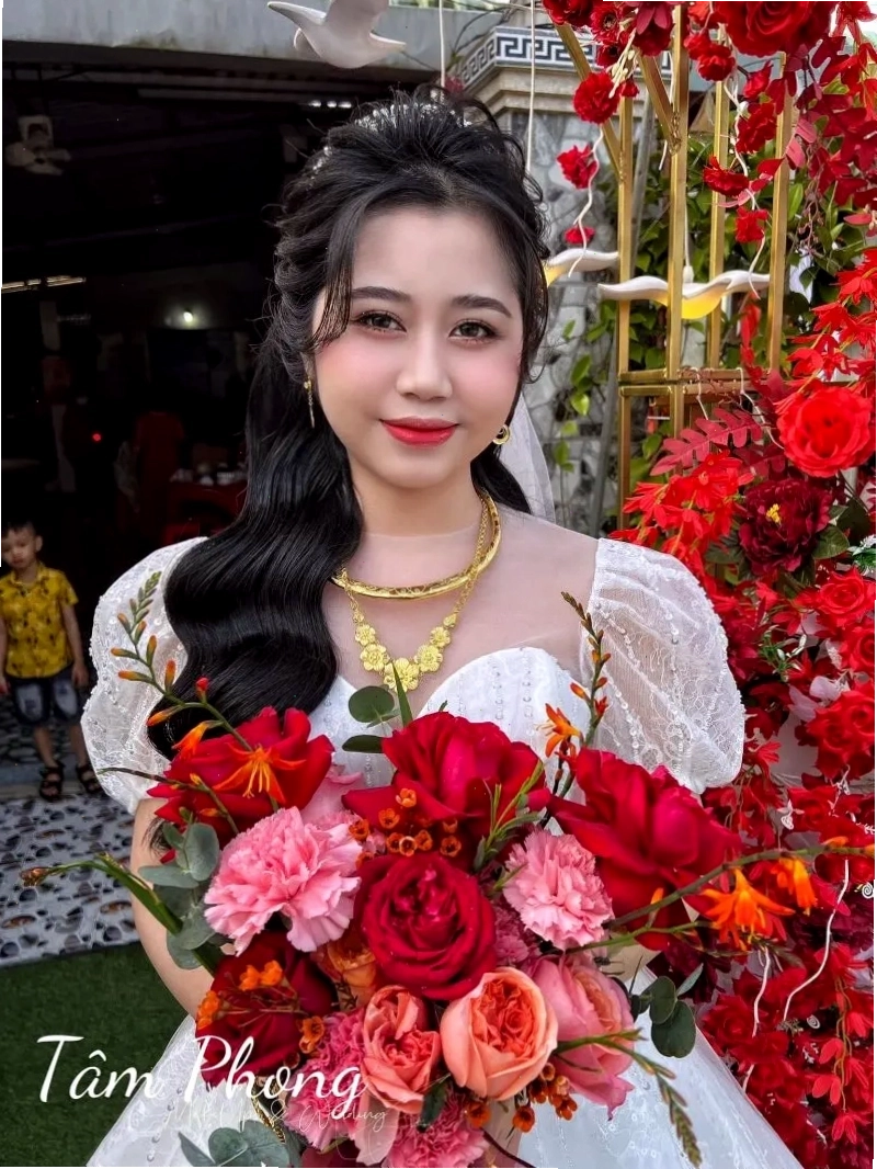 Khuôn mặt đẫm lệ, biểu cảm đau khổ trong một avatar buồn cô đơn