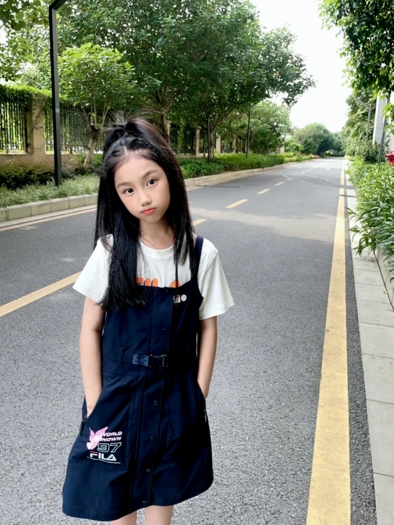 Kiểu tóc buộc hai bên đáng yêu cho bé gái nhỏ