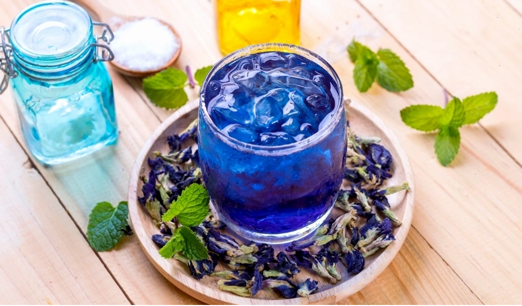 Ly trà hoa đậu biếc màu xanh biếc hấp dẫn