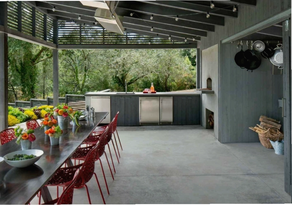 Mẫu bếp ngoài trời hiện đại với khu vực quầy bar và lò nướng BBQ