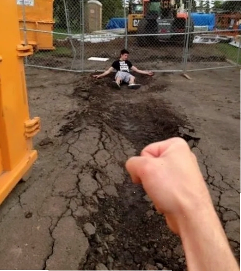 Meme đấm hài hước: Biểu cảm nhân vật thể hiện sự bực tức nhưng vẫn có nét vui nhộn