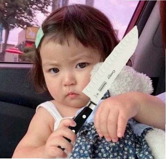 Meme em bé Hàn Quốc cầm dao "đe dọa" một cách hài hước