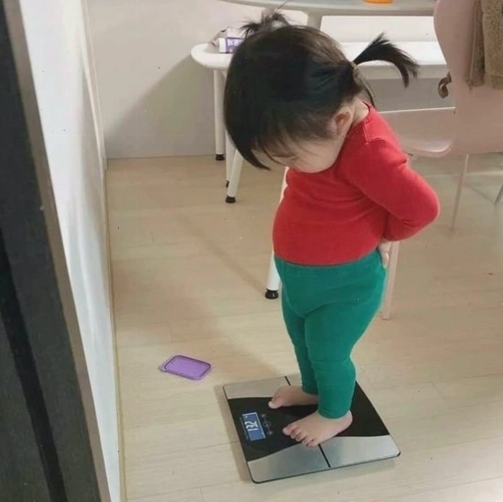 Meme em bé Hàn Quốc đang "cân" mọi tình huống