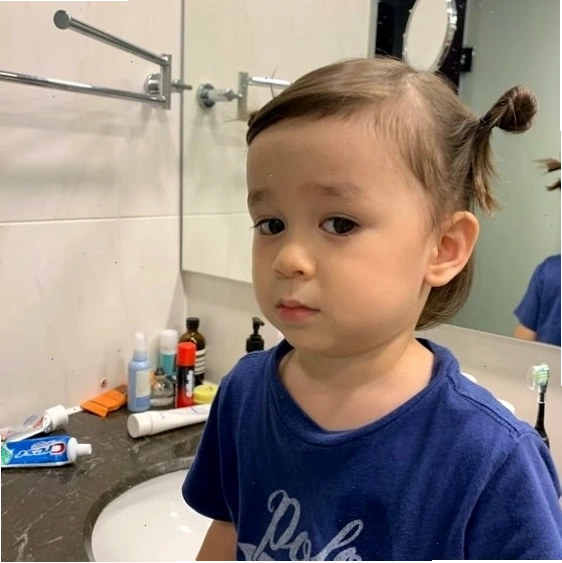 Meme em bé Hàn Quốc với ánh mắt đánh giá và dò xét