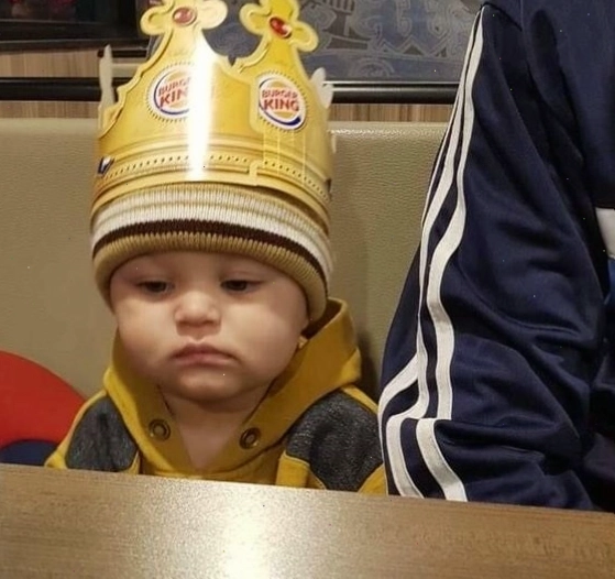 Meme em bé Hàn Quốc với biểu cảm buồn chán, thất vọng