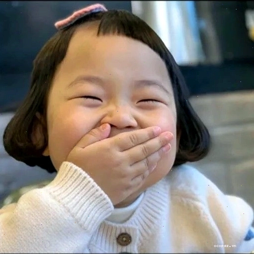 Meme em bé Hàn Quốc với nụ cười tươi tắn và đáng yêu