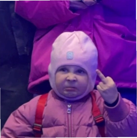Meme em bé Hàn Quốc với vẻ mặt "hờn dỗi" và "chửi" yêu