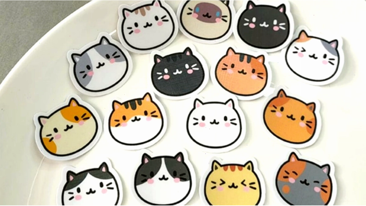 Mèo chibi đang chơi đùa với đồ chơi