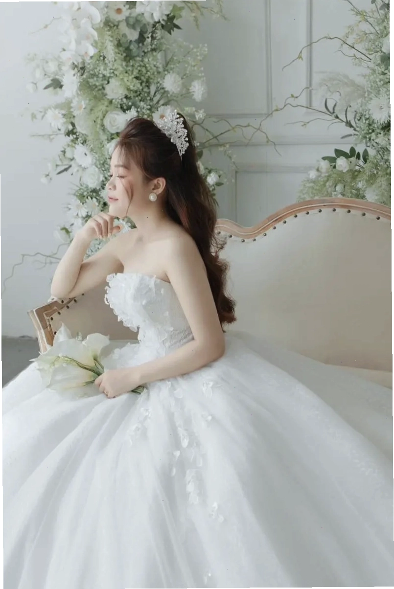 Nhân vật anime nam với vẻ ngoài lạnh lùng nhưng ẩn chứa nỗi buồn sâu thẳm